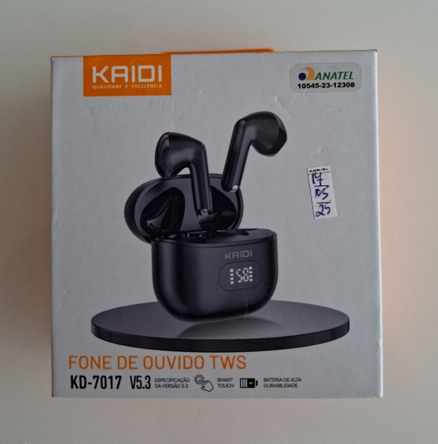 Embalagem de fone de ouvido sem fio, da marca Kaidi, com selo de homologação da Anatel