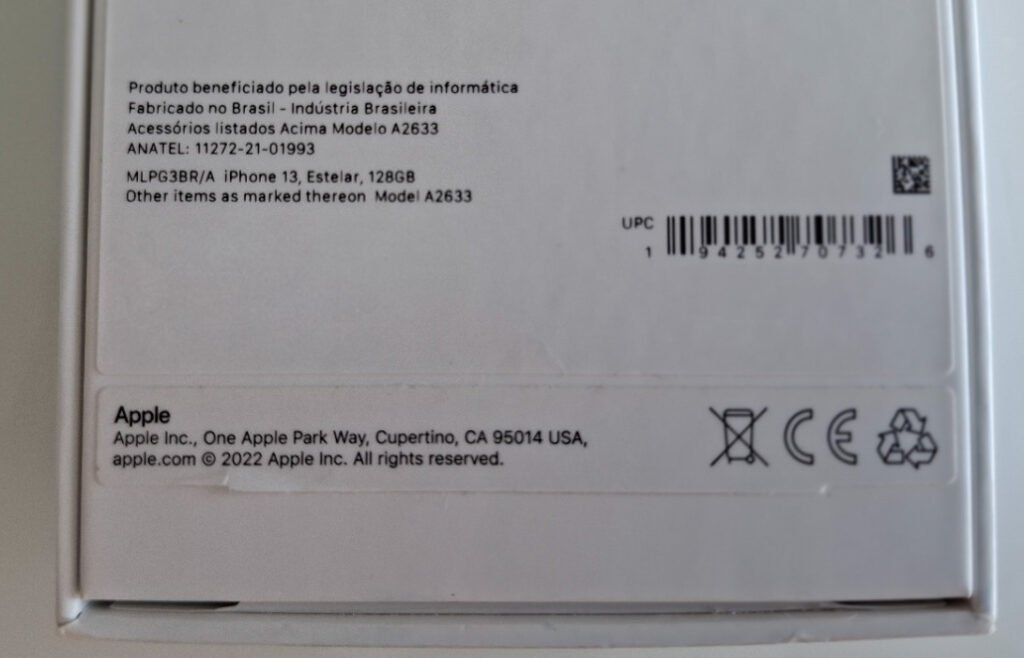 Parte traseira da embalagem de um celular iPhone 13, com número de identificação do certificado de homologação da Anatel